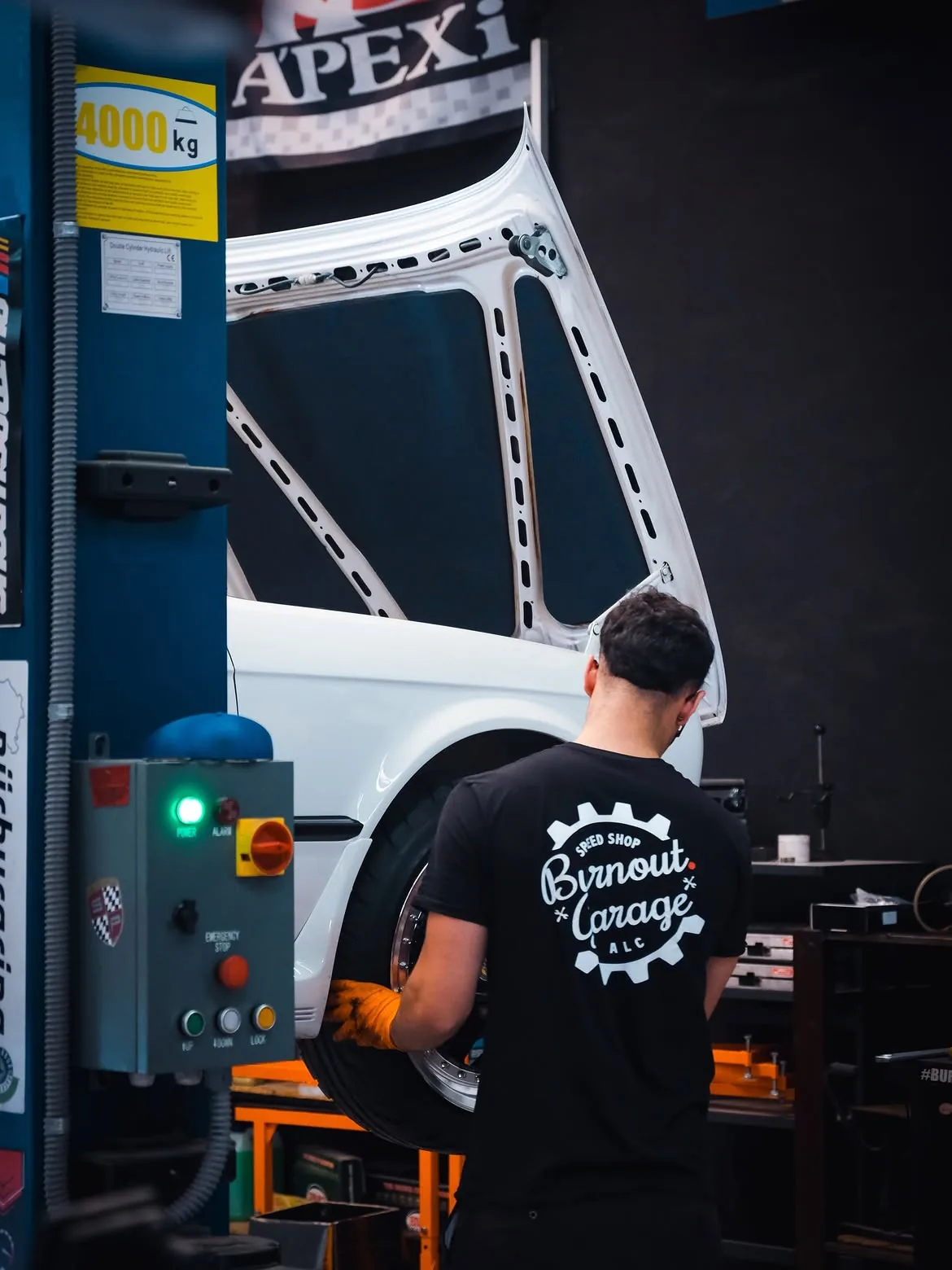 Trabajo técnico en Burnout Garage